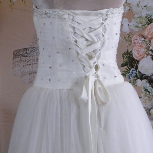 Satin and Tulle wedding dress with rhinestones Size 00 - Picture 5 of 6